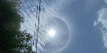 Un fenómeno natural tan bello como enigmático captó la atención este lunes en el cielo sobre el Instituto Dominicano de Meteorología (Indomet), ubicado en el sector Los Mameyes.