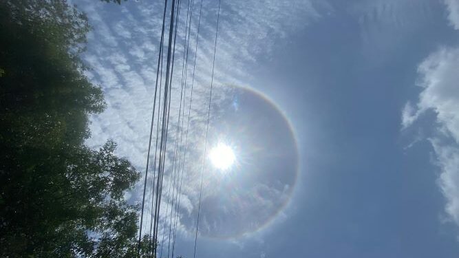 Un fenómeno natural tan bello como enigmático captó la atención este lunes en el cielo sobre el Instituto Dominicano de Meteorología (Indomet), ubicado en el sector Los Mameyes.