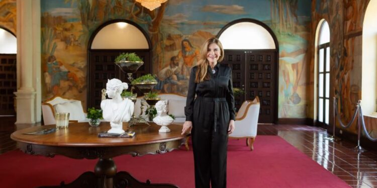 Carolina viaja a España para firma de hermanamiento de cooperación entre SD y Sevilla