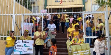 Protestan por terminación de pabellón en la Escuela Parroquial de Cristo Rey