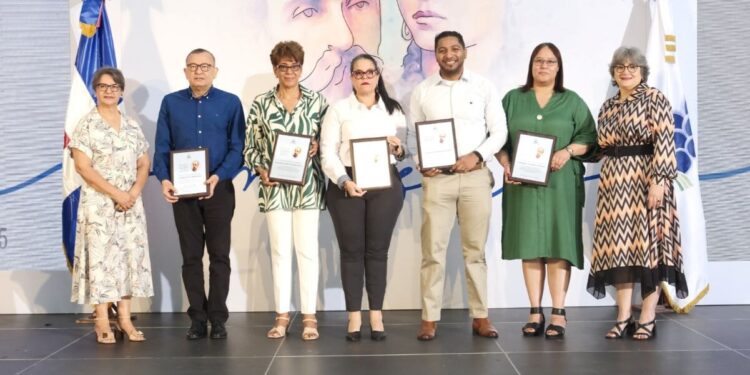 ISFODOSU entrega premio al compromiso con la excelencia docente y la investigación a sus profesores
