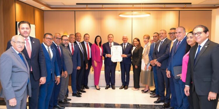 El doctor Mario Lama es designado asesor honorífico en materia de salud del Senado de la República