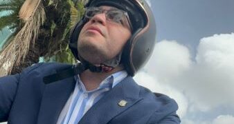 Diputado Charlie Mariotti llega al Congreso en motocicleta y envía mensaje de compromiso ciudadano