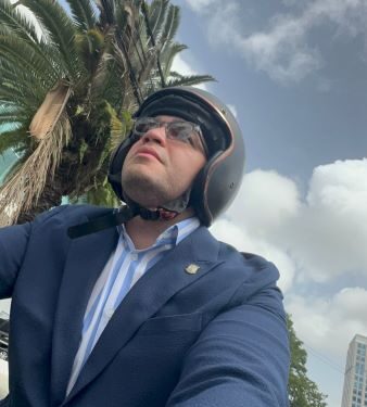 Diputado Charlie Mariotti llega al Congreso en motocicleta y envía mensaje de compromiso ciudadano