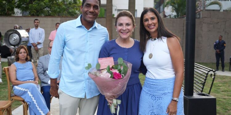 Comunitarios de Arroyo Hondo agradecen a Carolina por entrega del parque Riveras de las Palmas