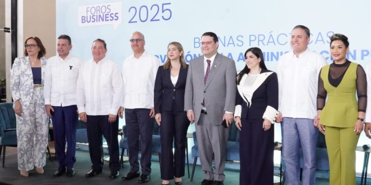 Rafael Cruz Rodríguez resalta innovación industrial en la gestión pública durante Foro Business 2025