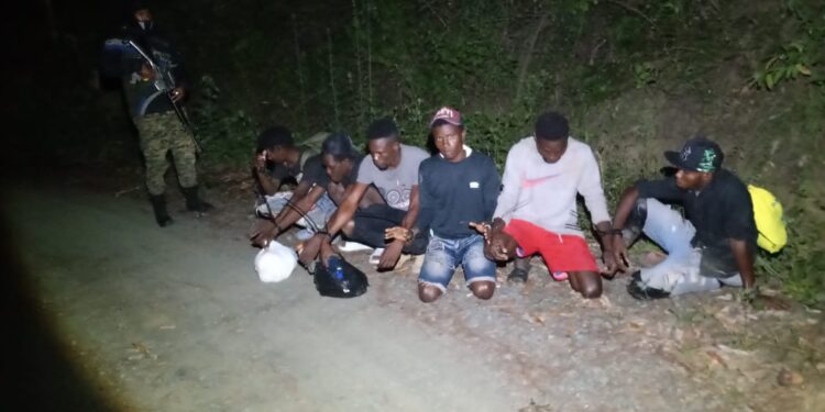 Encuentran grupo de indocumentados ocultos en un lavadero de guineos en Montecristi