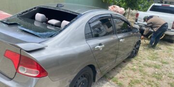 Conductor con indocumentados impacta contra una cabaña al intentar huir de miembros del Ejército