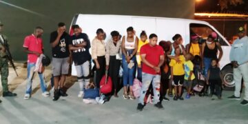 Un grupo de 14 migrantes indocumentados fue detenido en una miniván cerrada en Valverde