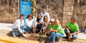 Alcaldía del DN celebra el Día Mundial del Medio Ambiente con plantación de árboles y limpieza de playas