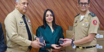 Sistema 911 entrega a Dirección de Migración 200 radios y 200 “bodycam” para fortalecer y transparentar operaciones