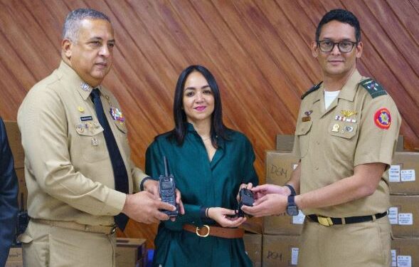 Sistema 911 entrega a Dirección de Migración 200 radios y 200 “bodycam” para fortalecer y transparentar operaciones