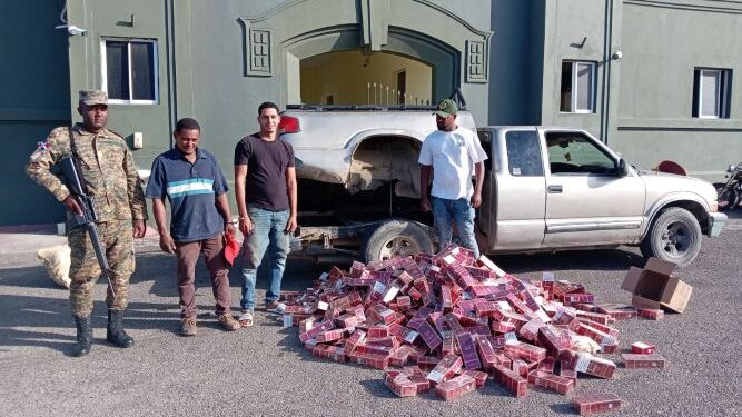 Descubren contrabando de más 38 mil cigarrillos ocultos entre el chasis y cama de una camioneta en Montecristi