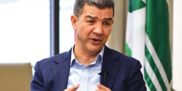 Comisionado de Transporte de Nueva York y Deligne Ascención exhortan a no caer en el pesimismo ante anuncios de transformación vial