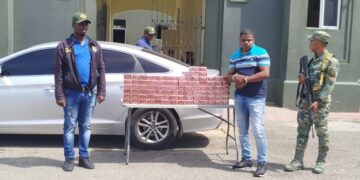 Oculto debajo de los asientos de un automóvil ocupan contrabando de cigarrillos en Montecristi