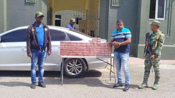 Oculto debajo de los asientos de un automóvil ocupan contrabando de cigarrillos en Montecristi