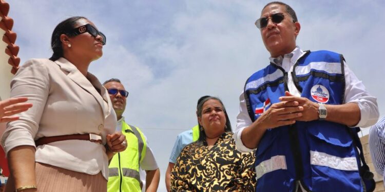 Director Infraestructura Escolar, Roberto Herrera encabeza Mesa de Trabajo con contratistas de escuelas y autoridades en Montecristi