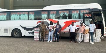 En autobús del transporte público detienen indocumentados y ocupan mercancía ilícita