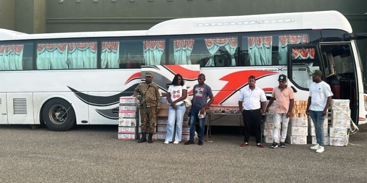 En autobús del transporte público detienen indocumentados y ocupan mercancía ilícita