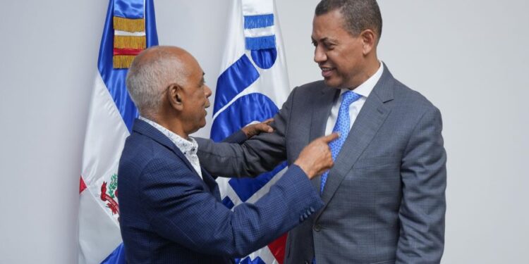 Presidente del INDOTEL felicita a José Enrique García por Premio Pedro Henríquez Ureña 2025