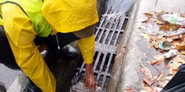Alcaldía del DN intensifica limpieza de imbornales y filtrantes por fuertes lluvias