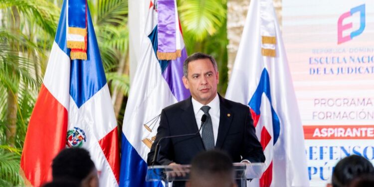 Juez presidente de la Suprema Corte de Justicia insta a futuros Defensores Públicos a priorizar la dignidad humana