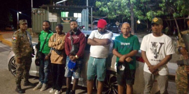 Cinco hombres fueron detenidos por tráfico de indocumentados en vehículos en Santiago Rodríguez y San Juan de la Maguana