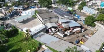 Denuncian alcalde Junior Santos permite bomba de combustibles al lado de hornos industriales en zona poblada