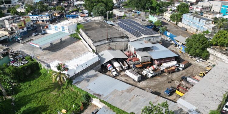 Denuncian alcalde Junior Santos permite bomba de combustibles al lado de hornos industriales en zona poblada