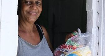 Gobierno realiza a través de Comedores Económicos del Estado (CEED) amplio operativo de entrega de raciones crudas en Barahona