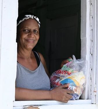 Gobierno realiza a través de Comedores Económicos del Estado (CEED) amplio operativo de entrega de raciones crudas en Barahona