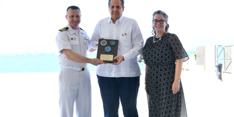 Buque hospital Comfort llega a la República Dominicana e inicia servicios médicos gratuitos