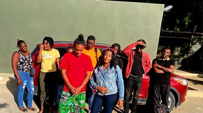 Ejército detiene pareja con nueve ciudadanos haitianos en situación migratoria irregular en un vehículo en Mao