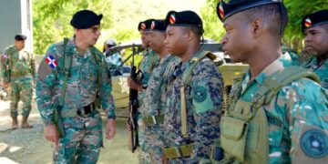Comandante General del ERD recorre Carretera Internacional en la frontera