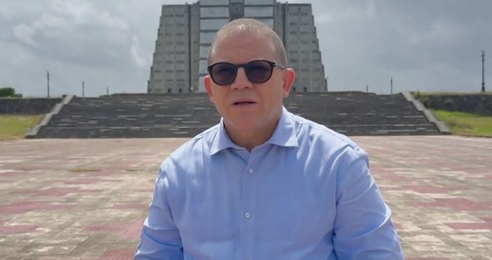 Rafael Castillo dona banderas al Faro a Colón para reemplazar pabellones rotos y sucios