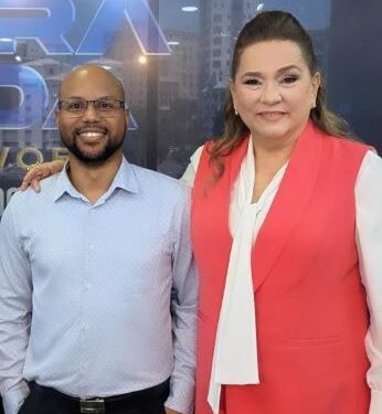 Jatnna Tavárez da la bienvenida oficial a su nuevo compañero de conducción Carlos García Nova en “Aquí Entre Nos”