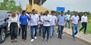 Ministro Kelvin Cruz realiza recorrido de supervisión de obras deportivas en Monte Plata