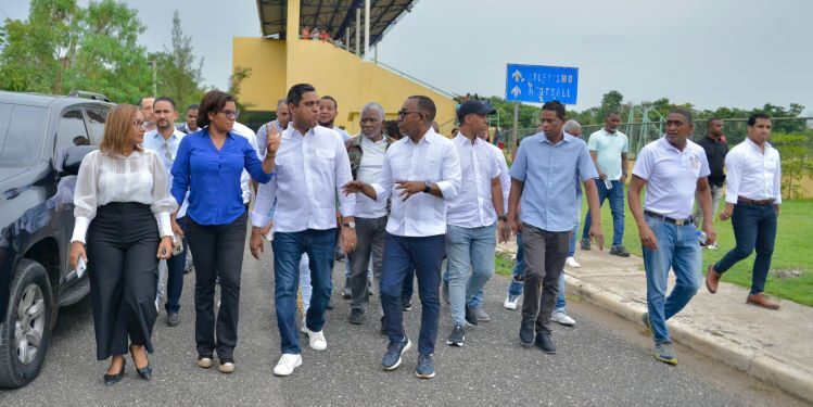 Ministro Kelvin Cruz realiza recorrido de supervisión de obras deportivas en Monte Plata