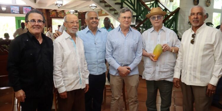 Exministros de Agricultura sostienen encuentro con el director del IICA en San Cristóbal