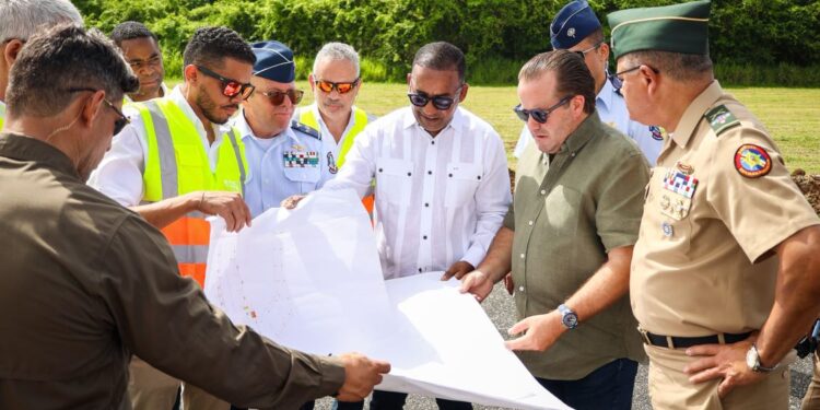 Autoridades supervisan trabajos de intervención a pista de aterrizaje de la FARD