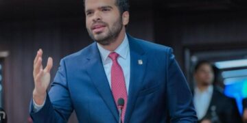 Vicente Sánchez defiende los avances del seguro nacional de salud (SENASA)