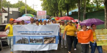 Bajo lluvia padres marchan por terminación de pabellón de la secundaria en Escuela Cristo Rey