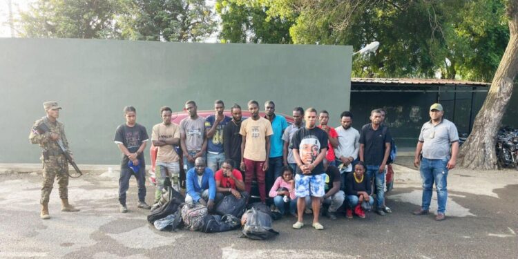 Detienen conductor con 17 haitianos indocumentados en una jeepeta en Mao