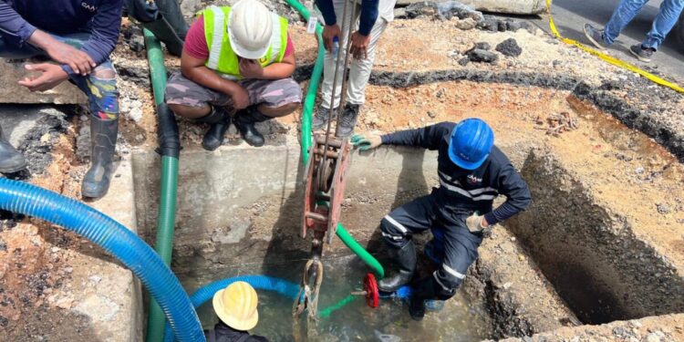 CAASD trabaja corrección de avería en avenida Máximo Gómez esquina Nicolás Ovando, DN