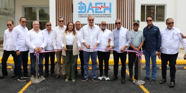 Presidente Abinader Inaugura Nueva Oficina DAEH en San Francisco de Macorís y Entrega Ambulancia a Hospital de Villa Riva