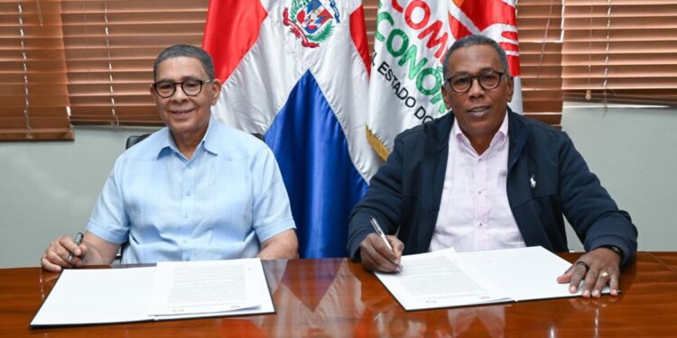 Directores de Comedores Económicos del Estado Dominicano (CEED) y Hogar Crea Dominicano firman acuerdo interinstitucional