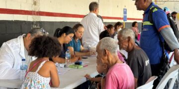 Alcaldía del DN impacta en San Carlos con operativo médico y social