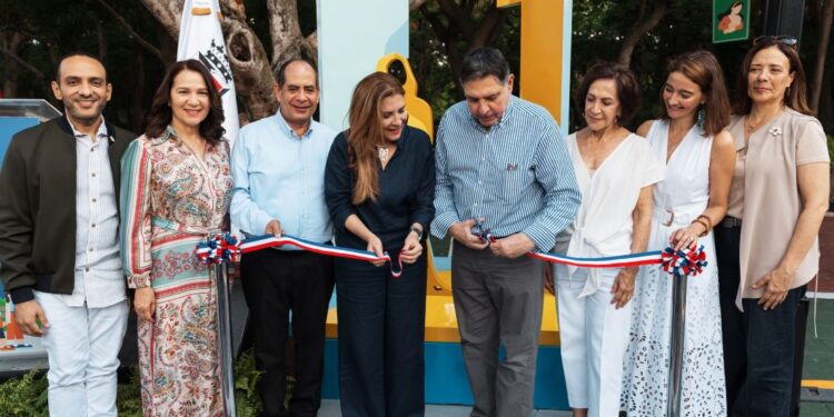 Carolina y Centro Cultural Amaya inauguran la escultura “Reto al Futuro”