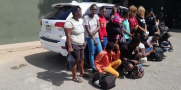 Un grupo de 16 haitianos indocumentados fue detenido en un vehículo interceptado por el Ejército en Valverde
