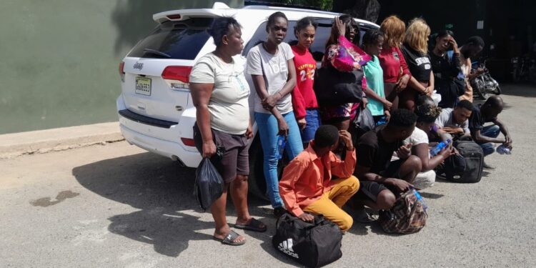 Un grupo de 16 haitianos indocumentados fue detenido en un vehículo interceptado por el Ejército en Valverde